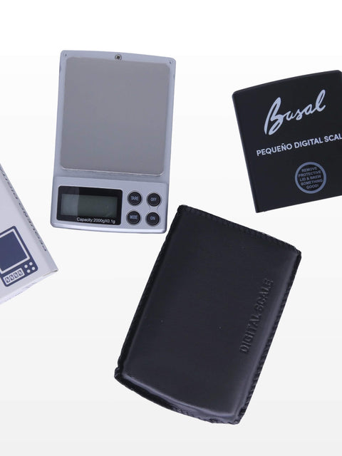 Basal Pequeño digital scale, pocket size, with lid and case.